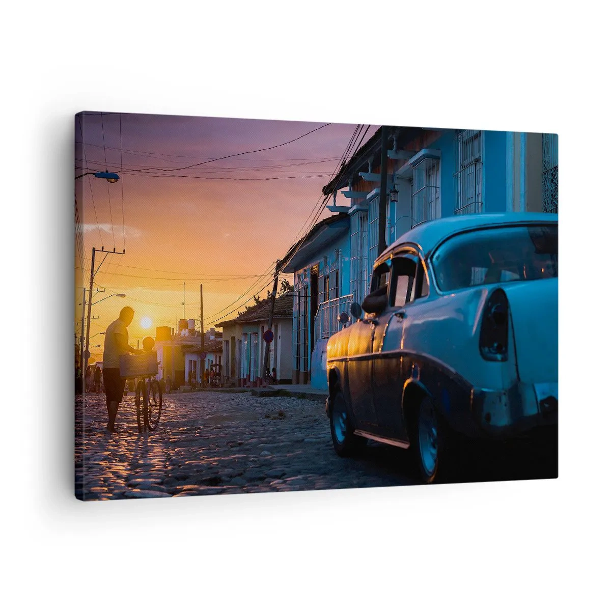 Obraz na plátne - Retro auto a bicykel na ulici vo svetle zapadajúceho slnka - 70x50cm - Tu spomaľuje čas - Moderná nástenná dekorácia do obývacej izby a spálne ARTTOR