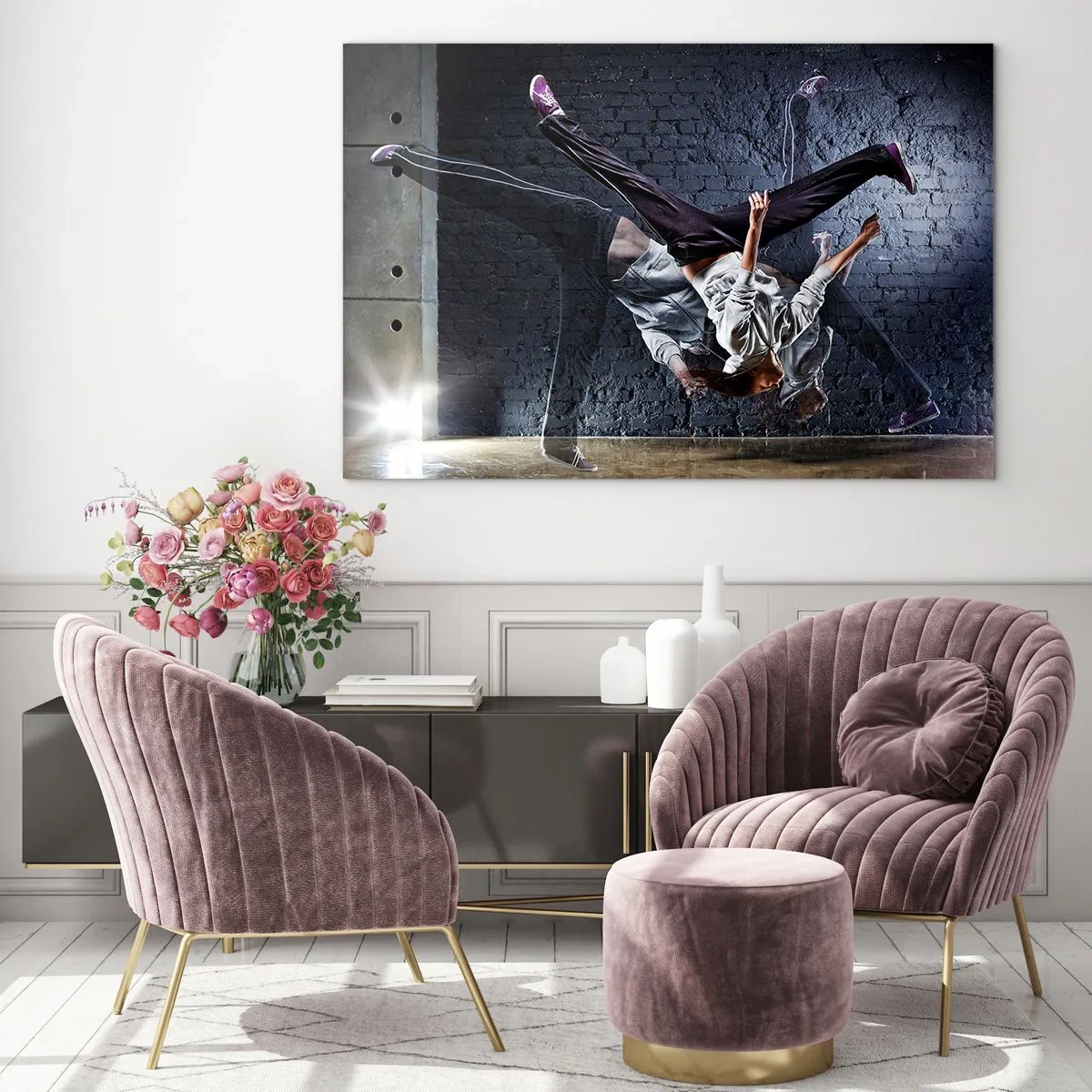 Obraz na skle - Dynamický tanec na pozadí industriálnej steny - 70x50cm - Hviezda ulice - Moderná nástenná dekorácia do obývacej izby a spálne ARTTOR