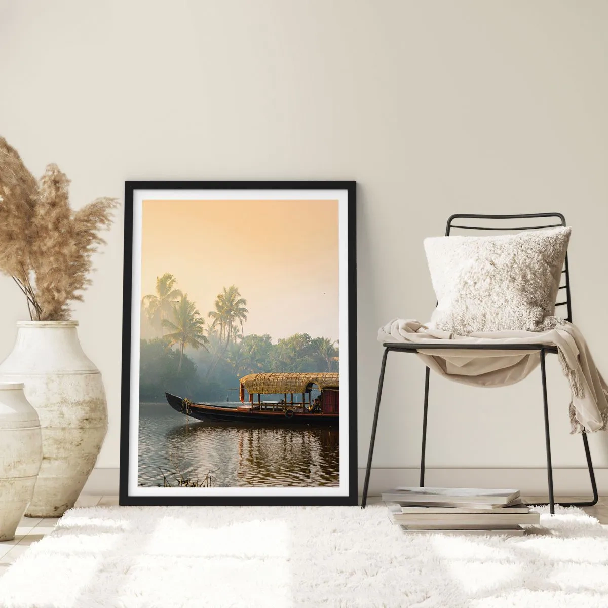 Plagát v čiernom ráme - Tradičná loď na rieke medzi palmami pri západe slnka - 50x70cm - Dom na rieke - Moderná nástenná dekorácia do obývacej izby a spálne ARTTOR