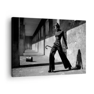 Obraz na plátne - Štýlová žena v industriálnom prostredí - 70x50cm - Mestská elegancia - Moderná nástenná dekorácia do obývacej izby a spálne ARTTOR