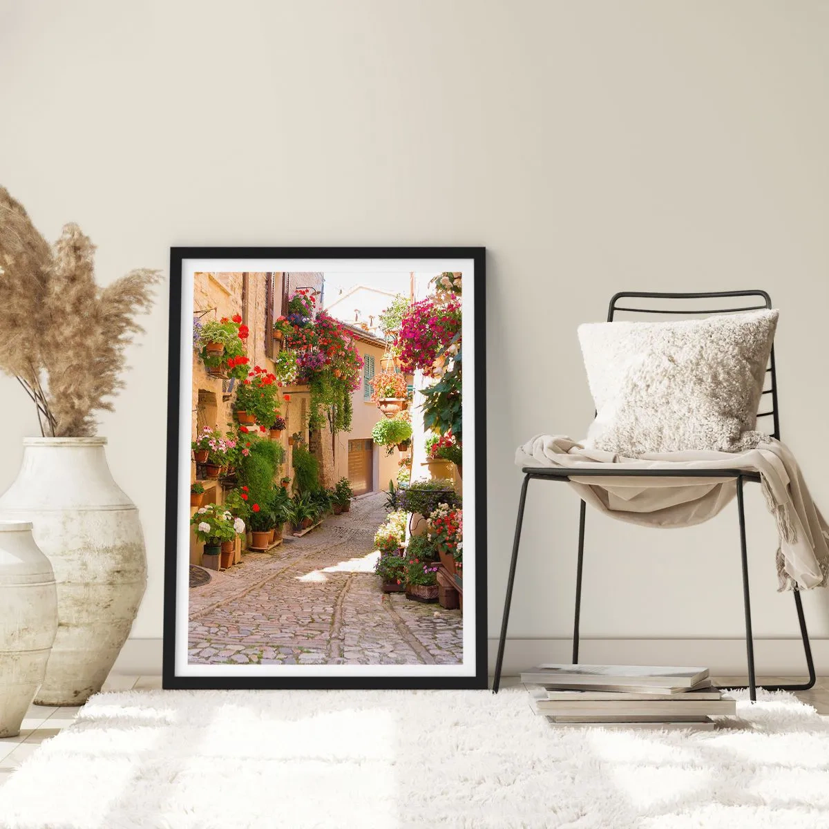Plagát v čiernom ráme - Kvetinová ulica s kamennou dlažbou a kvetináčmi - 50x70cm - V záplave kvetov - Moderná nástenná dekorácia do obývacej izby a spálne ARTTOR