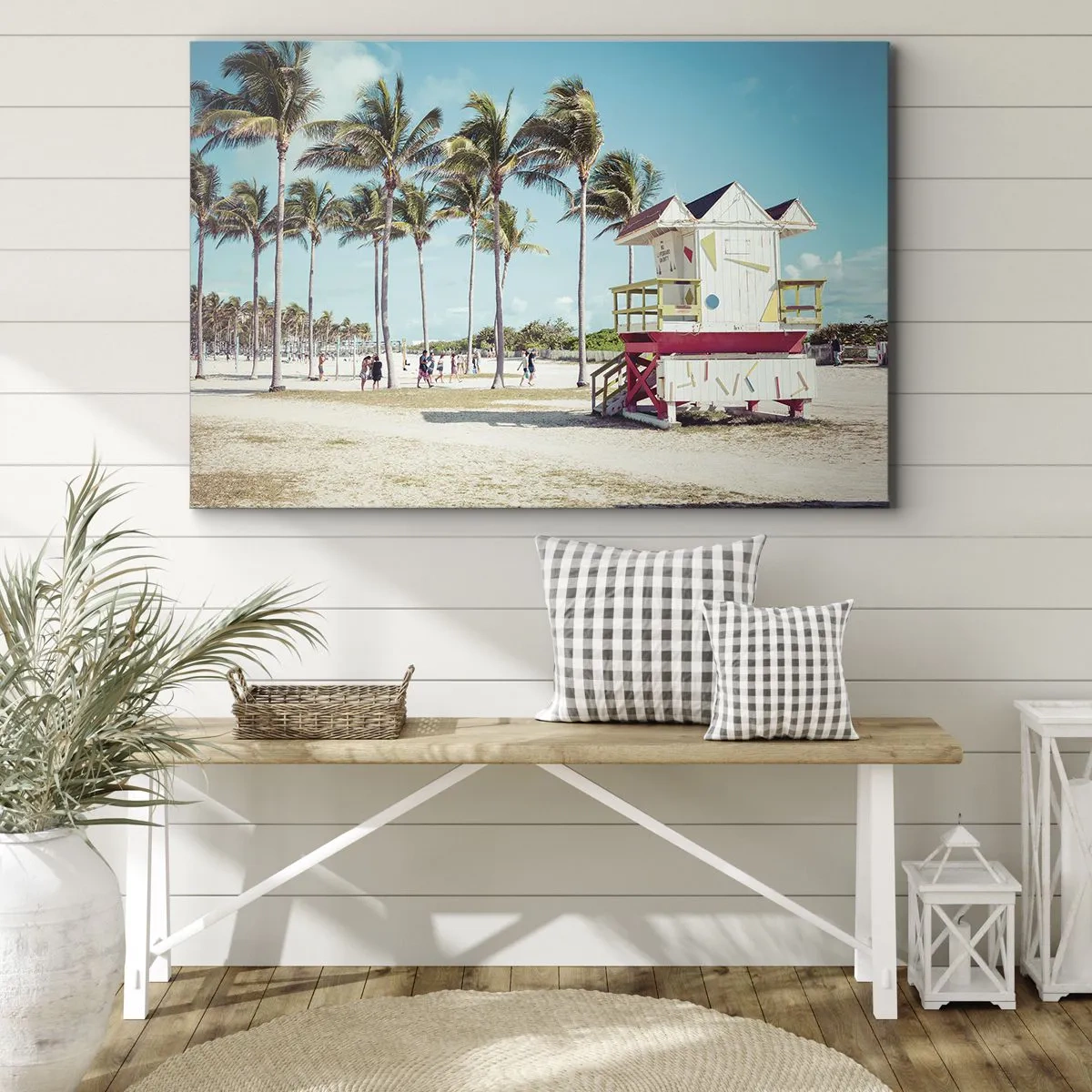 Obraz na plátne - Pláž s palmami a vežou plavčíkov v pozadí - 70x50cm - Čaká ťa krásny deň - Moderná nástenná dekorácia do obývacej izby a spálne ARTTOR