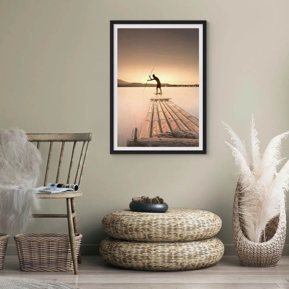 Plagát v čiernom ráme - Postava na bambusovom plti pri západe slnka - 50x70cm - Pred odpočinkom - Moderná nástenná dekorácia do obývacej izby a spálne ARTTOR