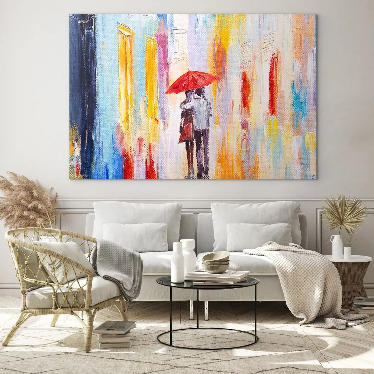 Obraz na skle - Pár drží červený dáždnik v daždi na farebnej ulici. - 70x50cm - Nech prší ďalej - Moderná nástenná dekorácia do obývacej izby a spálne ARTTOR