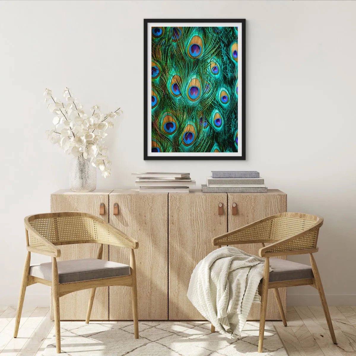 Plagát v čiernom ráme - Pávie perie v intenzívnych farbách - 50x70cm - Páví pohľad - Moderná nástenná dekorácia do obývacej izby a spálne ARTTOR