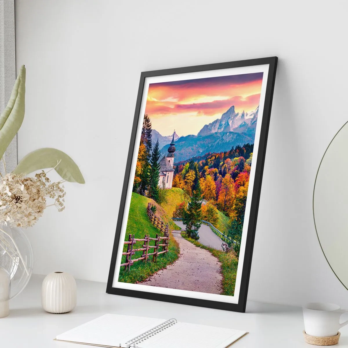 Plagát v čiernom ráme - Horská kaplnka medzi jesennými stromami pri západe slnka - 50x70cm - Úplne ideálna krajina - Moderná nástenná dekorácia do obývacej izby a spálne ARTTOR