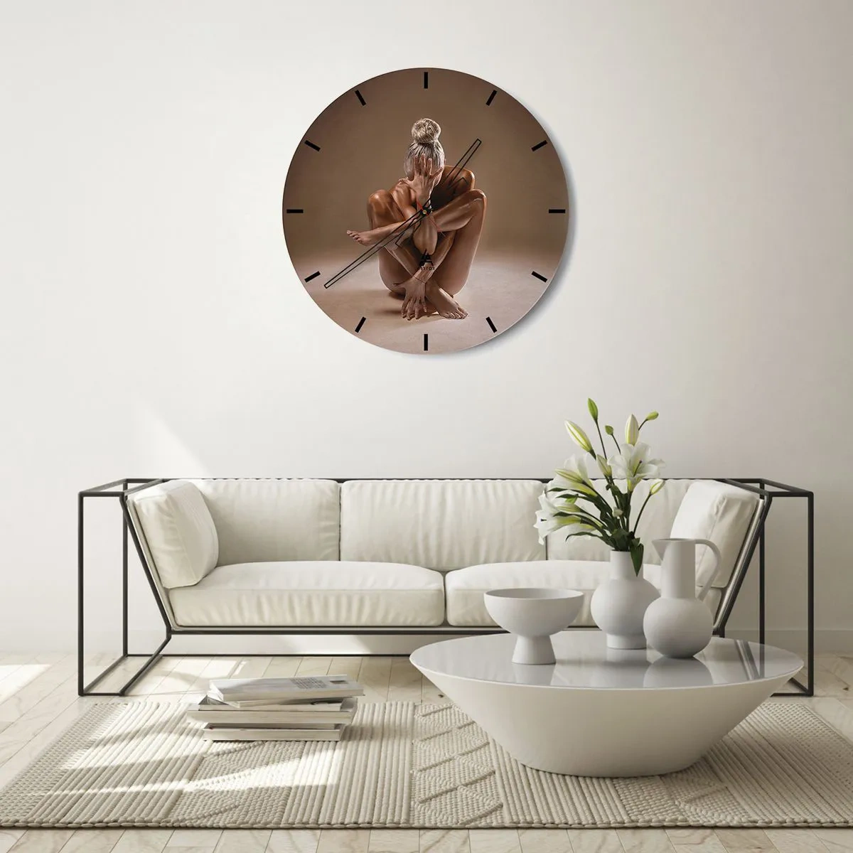 Nástenné hodiny - Žena v umeleckej póze na neutrálnom pozadí - 30x30cm - Jednota tela a ducha - Moderná nástenná dekorácia do obývacej izby, kuchyne a spálne ARTTOR