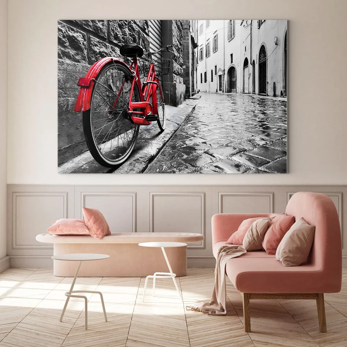 Obraz na skle - Červený bicykel na dláždených uliciach s monochromatickým pozadím. - 70x50cm - Skutočná krása nestarne - Moderná nástenná dekorácia do obývacej izby a spálne ARTTOR