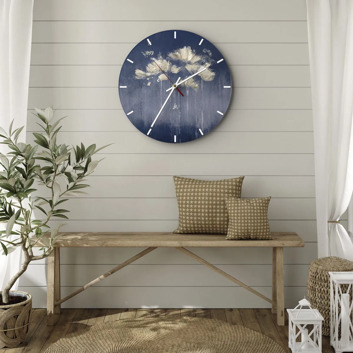 Nástenné hodiny - Zlaté abstraktné ťahy na tmavomodrom pozadí - 30x30cm - Ako okvetné lístky vo vetre - Moderná nástenná dekorácia do obývacej izby, kuchyne a spálne ARTTOR