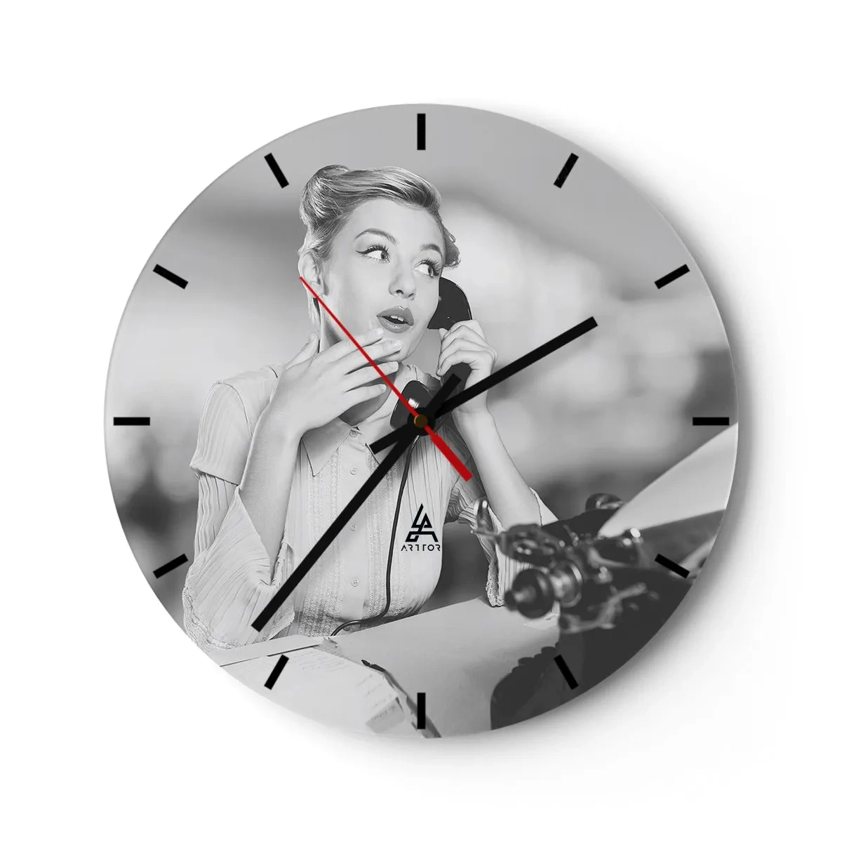 Nástenné hodiny - Žena s retro telefónom za písacím strojom - 30x30cm - Halo, tu sú 50. roky. - Moderná nástenná dekorácia do obývacej izby, kuchyne a spálne ARTTOR
