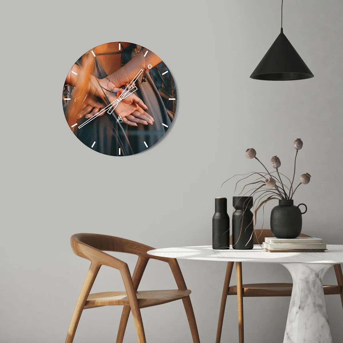 Nástenné hodiny - Detailný záber na zopnuté ruky prepletené s rastlinami - 30x30cm - Prepojená s prírodou - Moderná nástenná dekorácia do obývacej izby, kuchyne a spálne ARTTOR