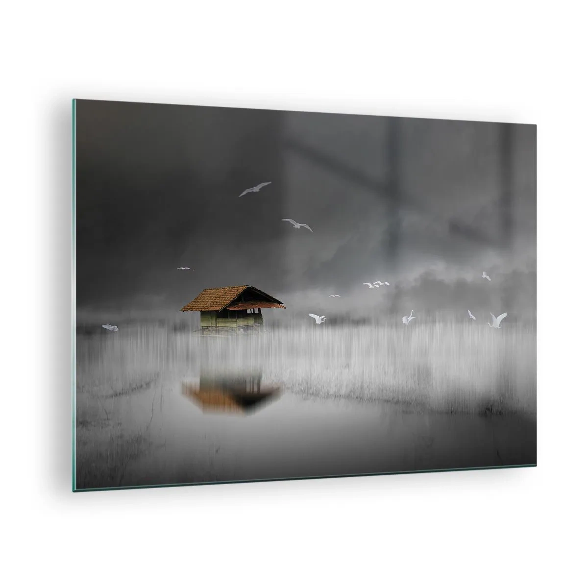 Obraz na skle - Dom na vode v hmle s lietajúcimi vtákmi - 70x50cm - Úkryt pred dažďom - Moderná nástenná dekorácia do obývacej izby a spálne ARTTOR