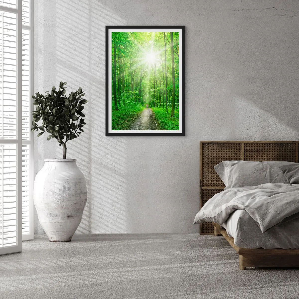 Plagát v čiernom ráme - Lesná cesta osvetlená slnečnými lúčmi - 50x70cm - Zelená katedrála - Moderná nástenná dekorácia do obývacej izby a spálne ARTTOR