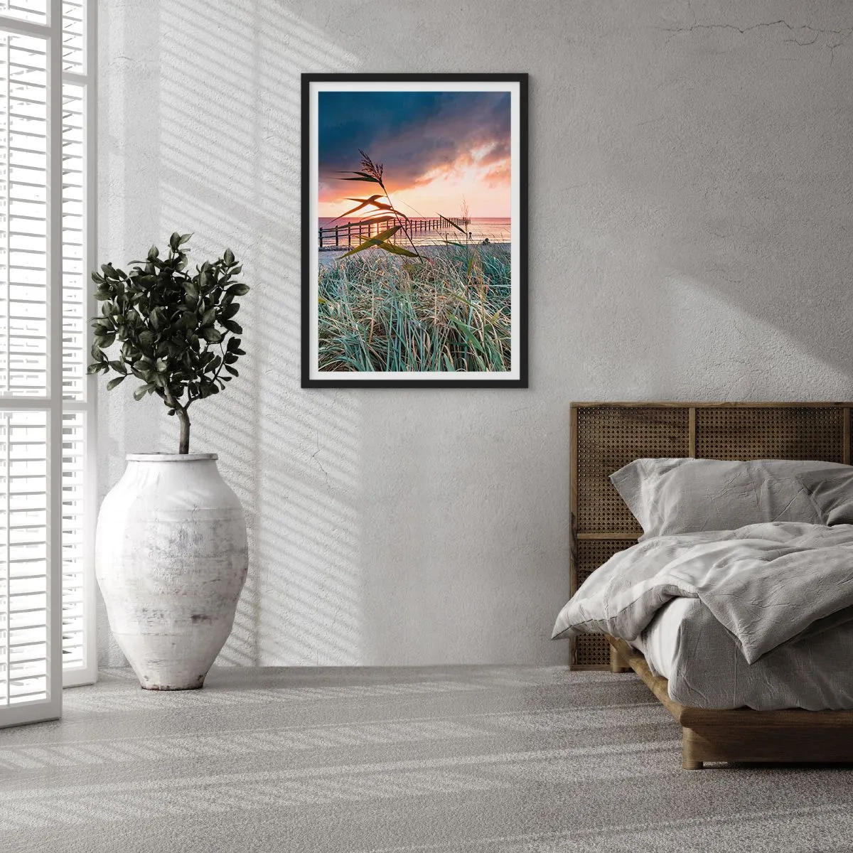 Plagát v čiernom ráme - Mólo pri mori obklopené trávou počas západu slnka - 50x70cm - Neodviate vetrom - Moderná nástenná dekorácia do obývacej izby a spálne ARTTOR