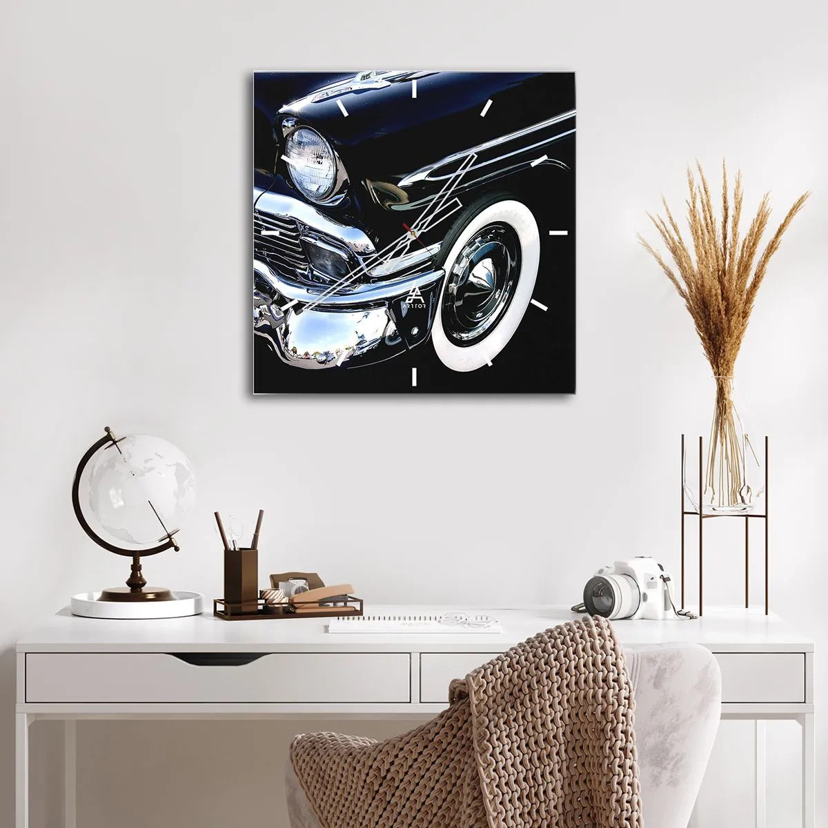 Nástenné hodiny - Klasika v striebornej, čiernej a bielej - 30x30 cm