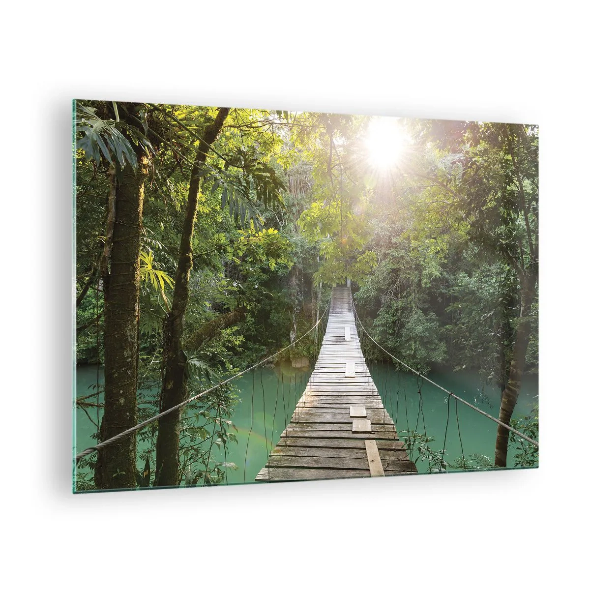 Obraz na skle - Visutý most v tropickom lese osvetlený slnečným svetlom. - 70x50cm - Nad azúrovou vodou do azúrového lesa - Moderná nástenná dekorácia do obývacej izby a spálne ARTTOR