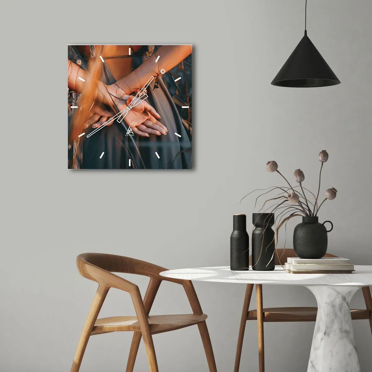 Nástenné hodiny - Prepojená s prírodou - 30x30 cm