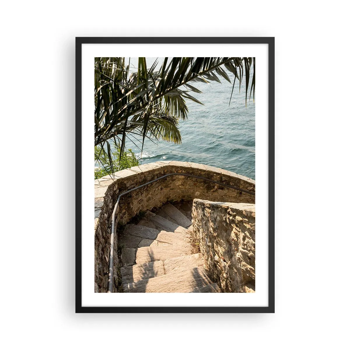 Plagát v čiernom ráme - Kamenné točité schodisko vedúce k moru, lemované palmami - 50x70cm - Pod talianskym slnkom - Moderná nástenná dekorácia do obývacej izby a spálne ARTTOR
