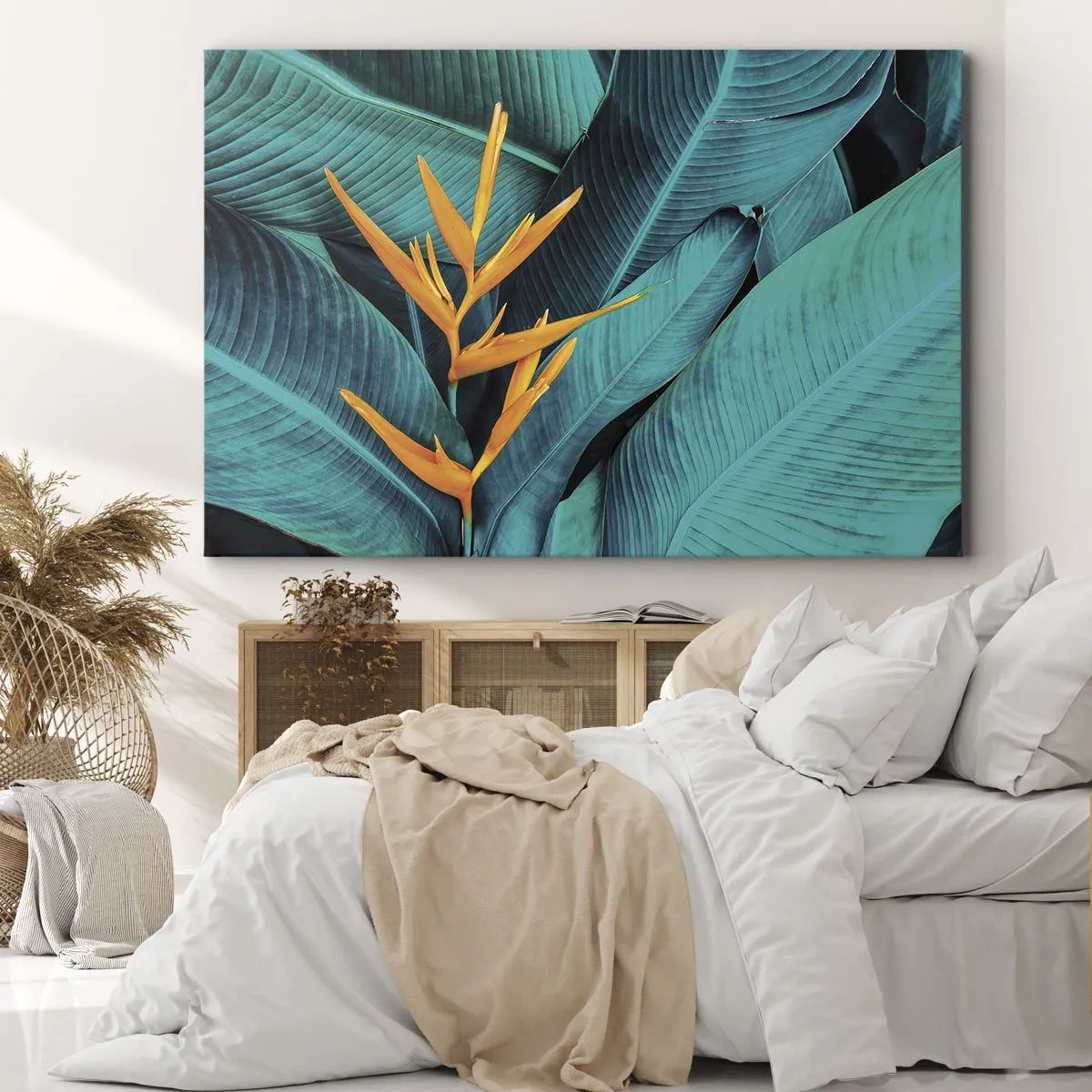 Obraz na plátne - Exotický kvet na pozadí banánových listov v tyrkysových odtieňoch. - 70x50cm - Rajský kvet - Moderná nástenná dekorácia do obývacej izby a spálne ARTTOR