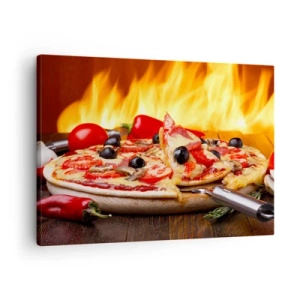 Obraz na plátne - Pizza s olivami, paradajkami a paprikou na pozadí plameňov - 70x50cm - From Italy with love - Moderná nástenná dekorácia do obývacej izby a spálne ARTTOR