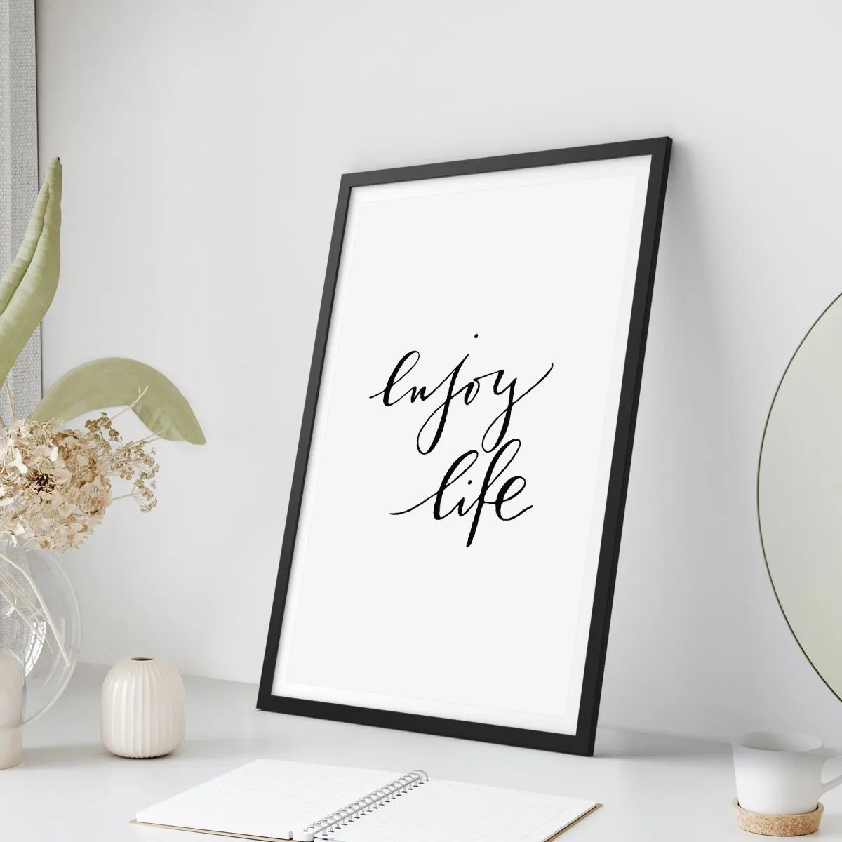 Plagát v čiernom ráme - Minimalistický nápis „Užívaj si život“ v čiernej a bielej farbe - 50x70cm - Niet čo dodať… - Moderná nástenná dekorácia do obývacej izby a spálne ARTTOR