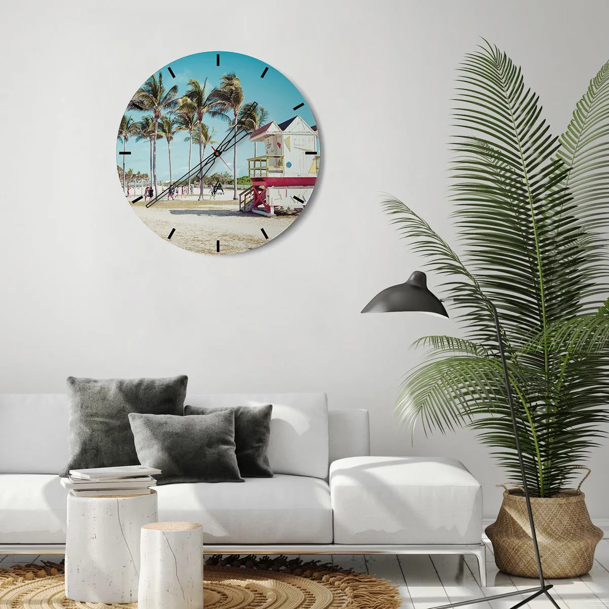Nástenné hodiny - Miami Beach s palmami a farebnou budovou plavčíka - 30x30cm - Čaká ťa krásny deň - Moderná nástenná dekorácia do obývacej izby, kuchyne a spálne ARTTOR