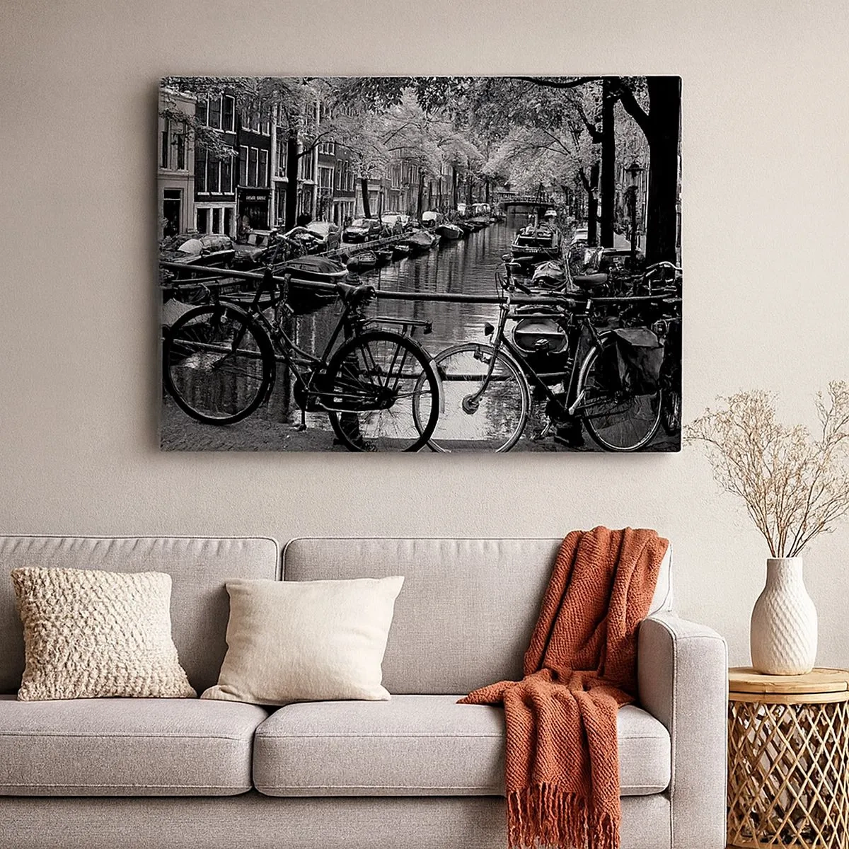 Obraz na plátne - Kanál s bicyklami v čiernobielej fotografii - 70x50cm - Veľmi holandský výhľad - Moderná nástenná dekorácia do obývacej izby a spálne ARTTOR
