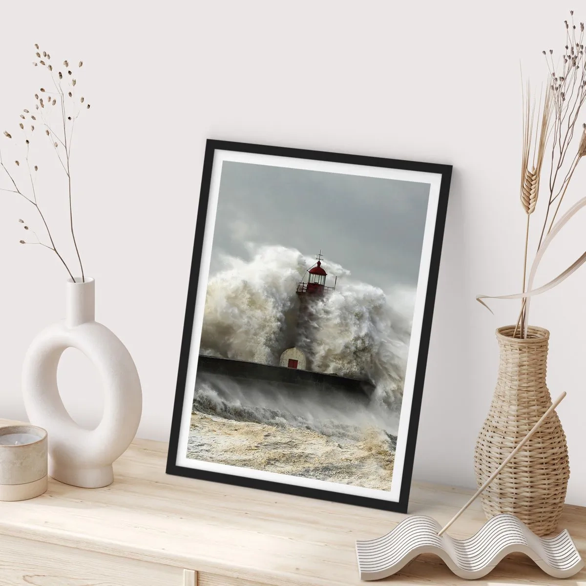 Plagát v čiernom ráme - Maják obklopený rozbúrenými vlnami - 50x70cm - Hnev oceánu - Moderná nástenná dekorácia do obývacej izby a spálne ARTTOR
