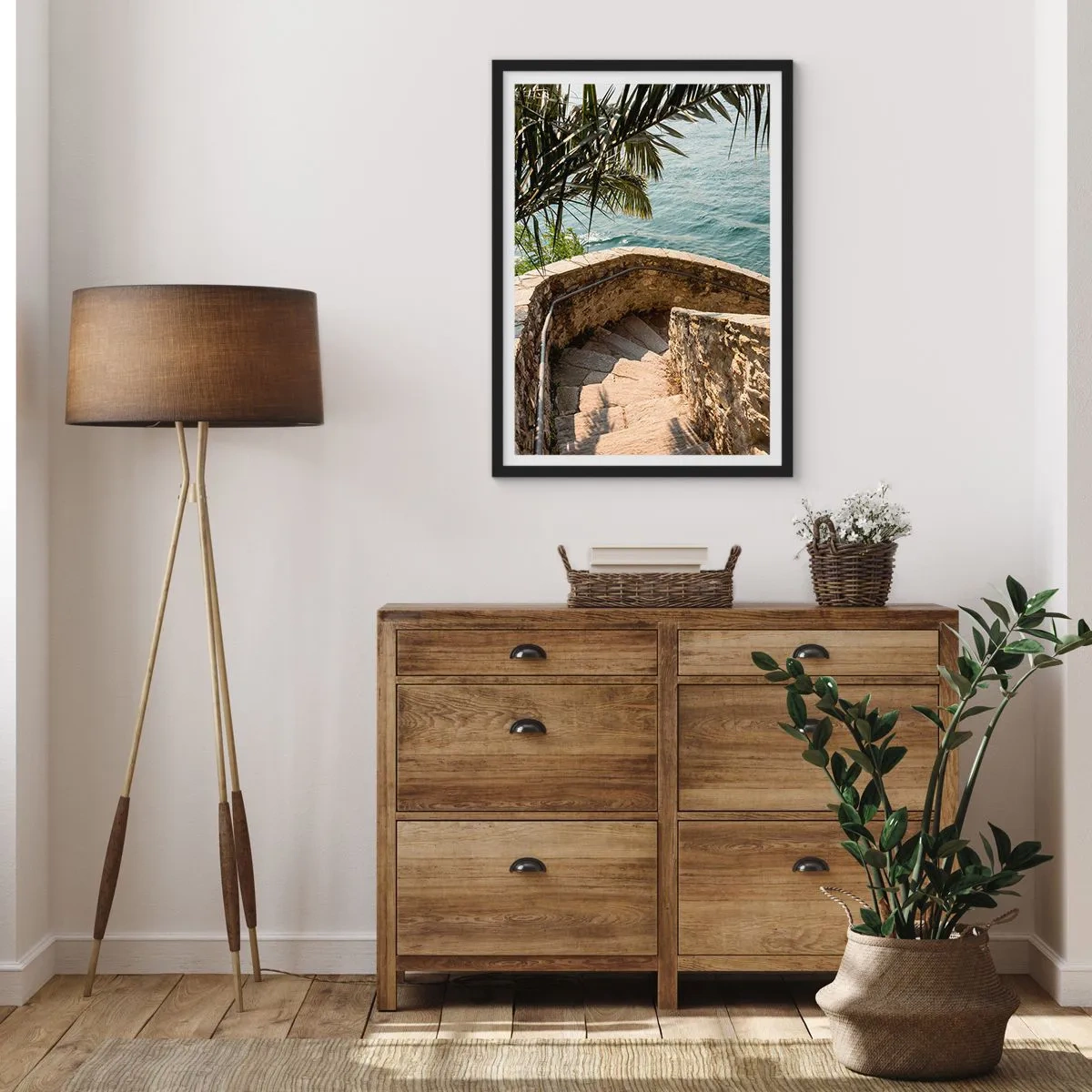 Plagát v čiernom ráme - Kamenné točité schodisko vedúce k moru, lemované palmami - 50x70cm - Pod talianskym slnkom - Moderná nástenná dekorácia do obývacej izby a spálne ARTTOR