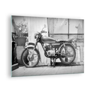 Obraz na skle - Motocykel v retro štýle stojaci pri drevenej stene - 70x50cm - Klasika nadovšetko - Moderná nástenná dekorácia do obývacej izby a spálne ARTTOR
