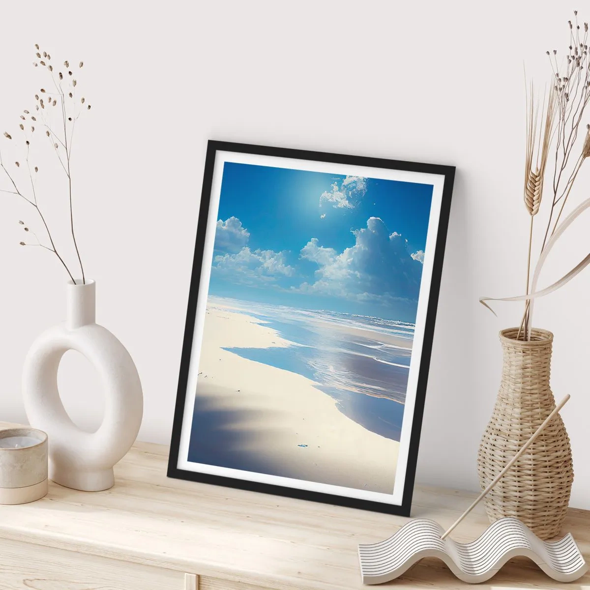 Plagát v čiernom ráme - Slnečná pláž s oblohou odrážajúcou sa vo vode - 50x70cm - Dovolenka v raji - Moderná nástenná dekorácia do obývacej izby a spálne ARTTOR