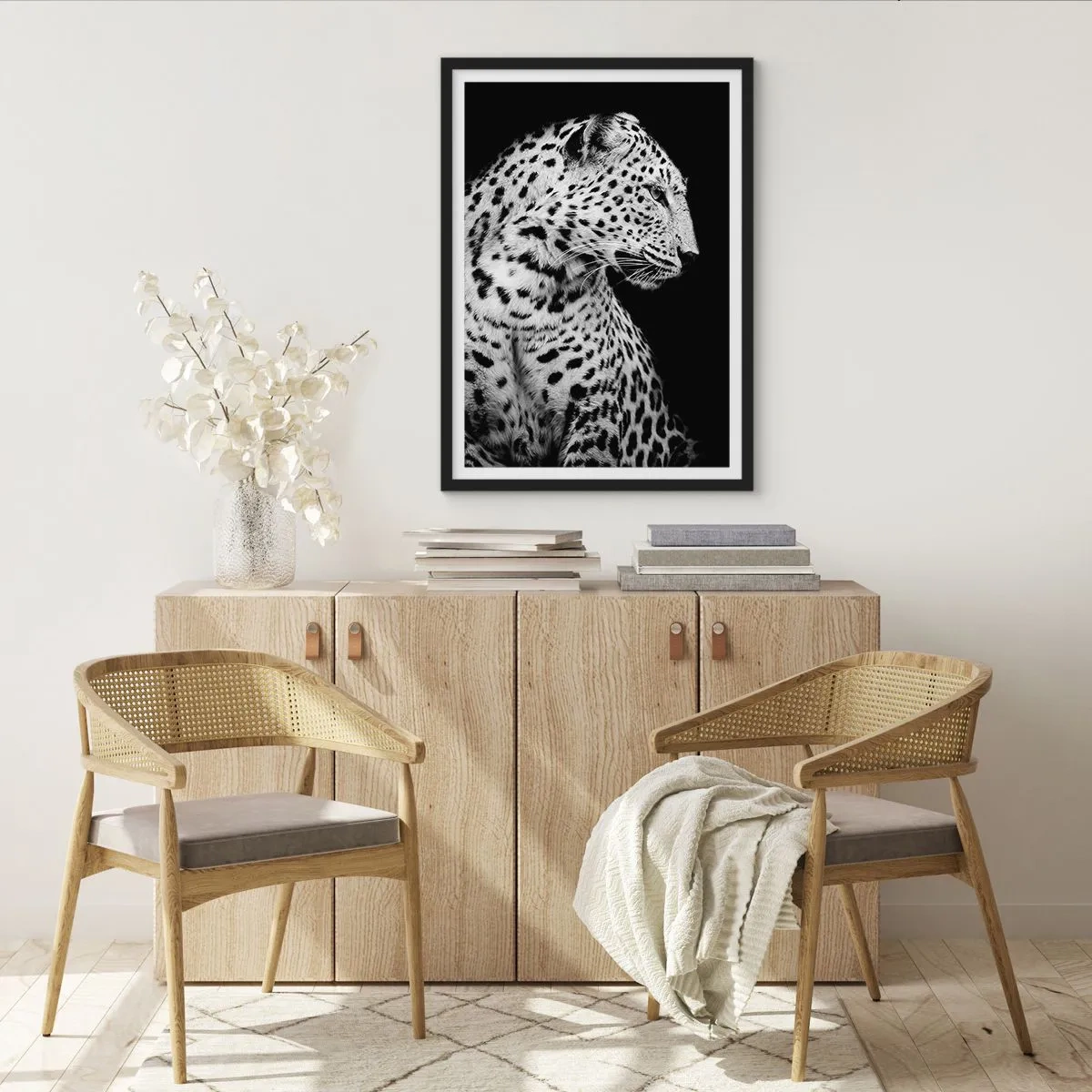 Plagát v čiernom ráme - Čiernobiely portrét leoparda na čiernom pozadí - 50x70cm - Pravý profil perfektný! - Moderná nástenná dekorácia do obývacej izby a spálne ARTTOR