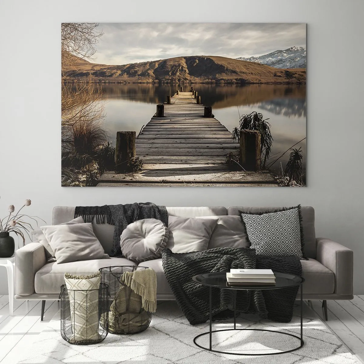 Obraz na skle - Drevené mólo nad jazerom s výhľadom na hory v pozadí - 70x50cm - Krajina v tichu - Moderná nástenná dekorácia do obývacej izby a spálne ARTTOR