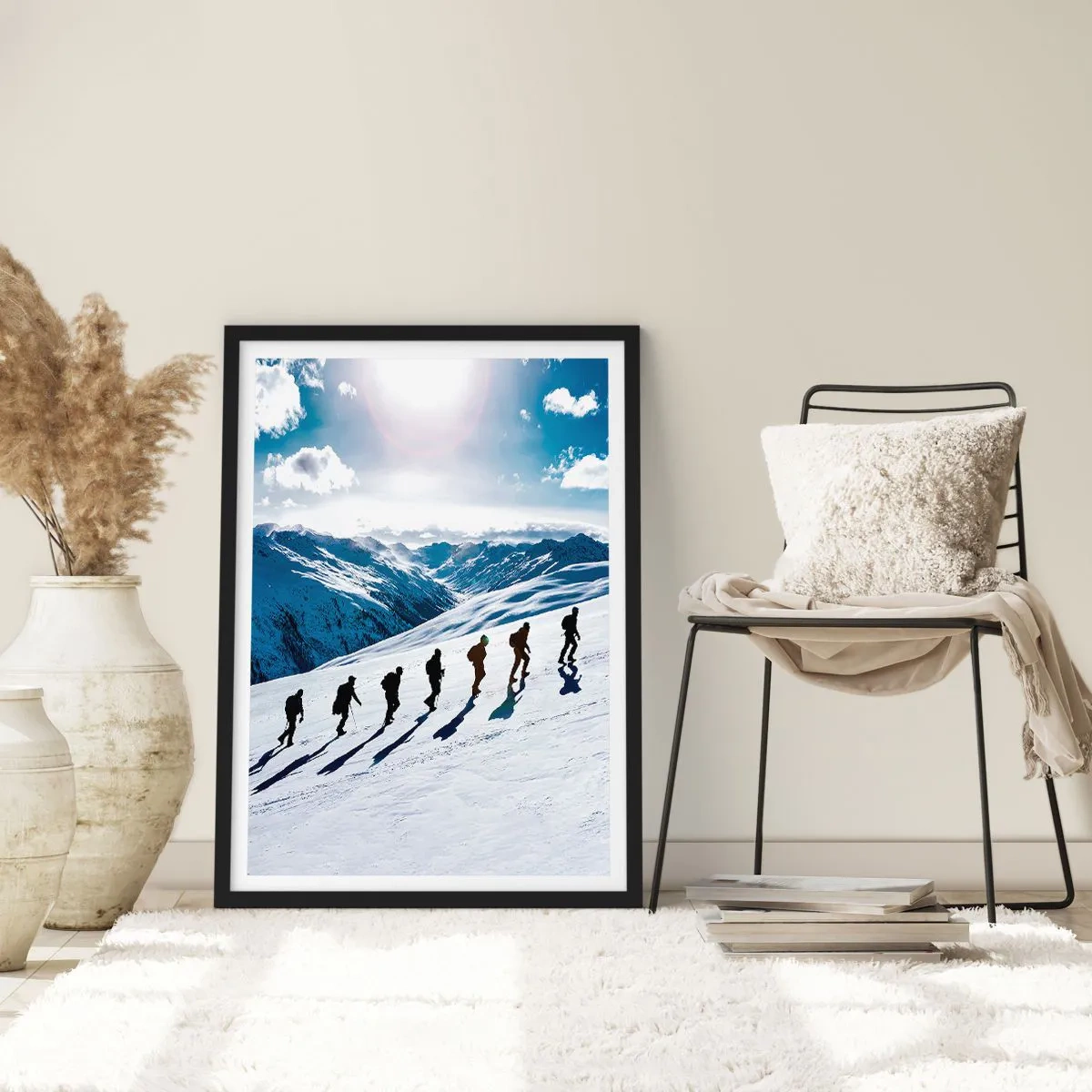 Plagát v čiernom ráme - Turisti na zasneženom horskom svahu na plnom slnku - 50x70cm - Tím dobývateľov - Moderná nástenná dekorácia do obývacej izby a spálne ARTTOR