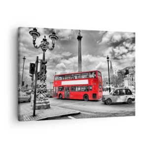 Obraz na plátne - Červený dvojposchodový autobus na čiernobielom mestskom pozadí - 70x50cm - Skutočný krvný obeh mesta - Moderná nástenná dekorácia do obývacej izby a spálne ARTTOR
