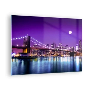 Obraz na skle - Brooklynský most a Manhattan v noci vo fialových odtieňoch - 70x50cm - Svetlá veľkomesta vo fialovej - Moderná nástenná dekorácia do obývacej izby a spálne ARTTOR