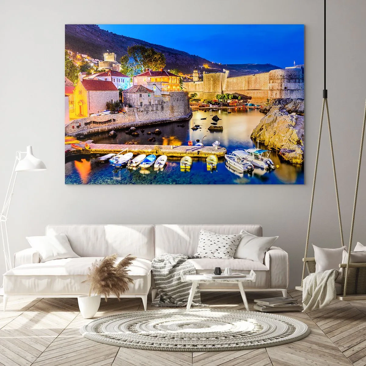 Obraz na skle - Večerná panoráma Dubrovníka s loďami a mestskými hradbami - 70x50cm - Žiarivá noc nad Jadranom - Moderná nástenná dekorácia do obývacej izby a spálne ARTTOR