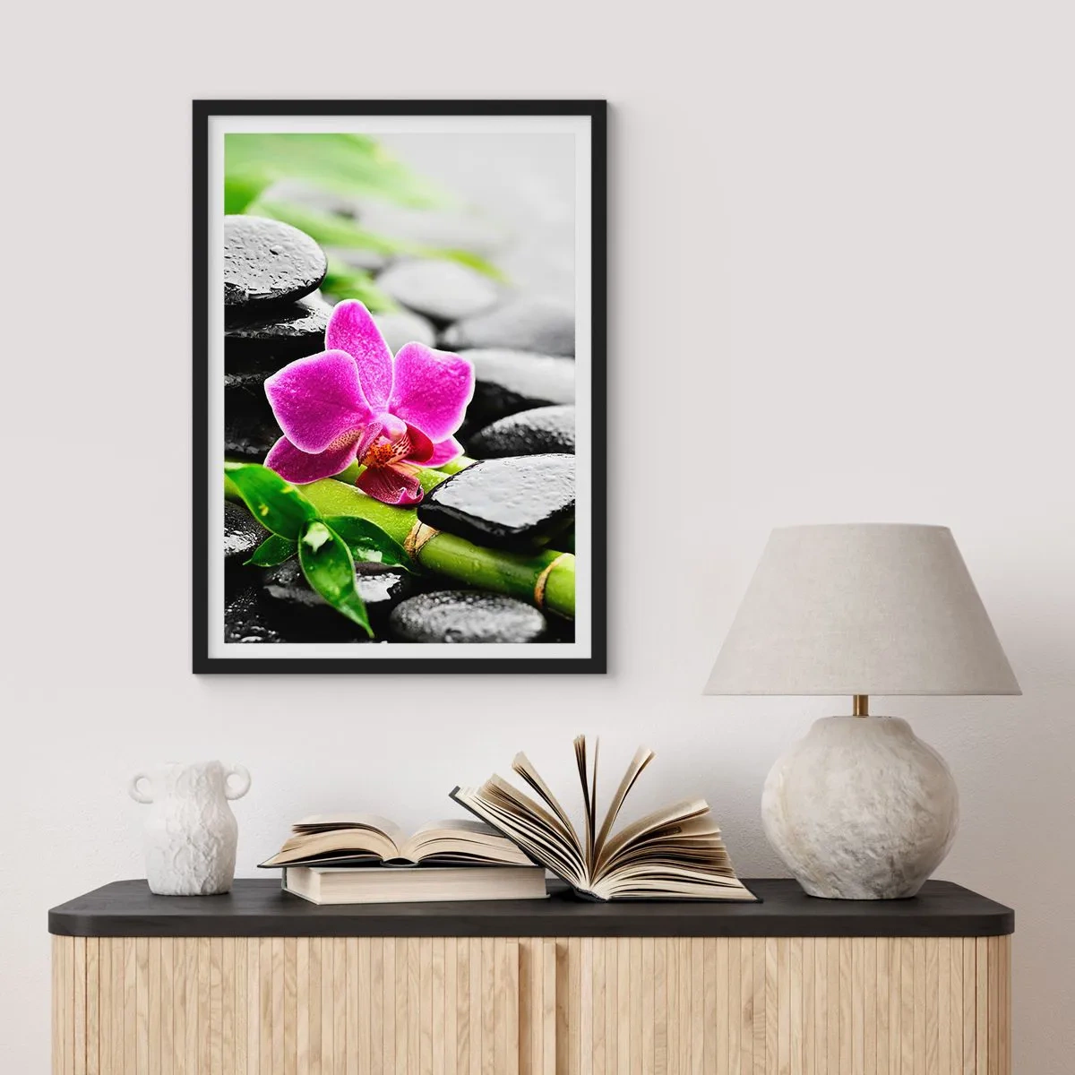 Plagát v čiernom ráme - Fialová orchidea na mokrých kameňoch a zelených listoch - 50x70cm - V pokojnej rovnováhe - Moderná nástenná dekorácia do obývacej izby a spálne ARTTOR