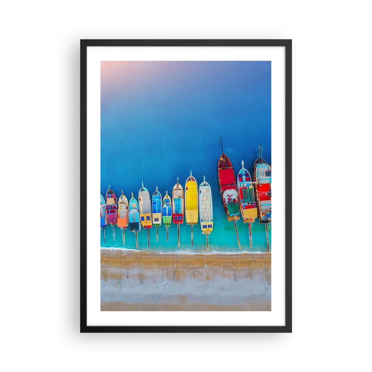 Plagát v čiernom ráme - Farebné lode na modrom mori - 50x70cm - Z vtáčej perspektívy - Moderná nástenná dekorácia do obývacej izby a spálne ARTTOR