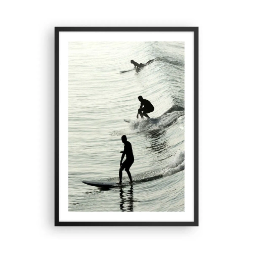 Plagát v čiernom ráme - Traja surferi jazdiaci na vlnách v monochromatickom štýle - 50x70cm - Vlne v ústrety - Moderná nástenná dekorácia do obývacej izby a spálne ARTTOR