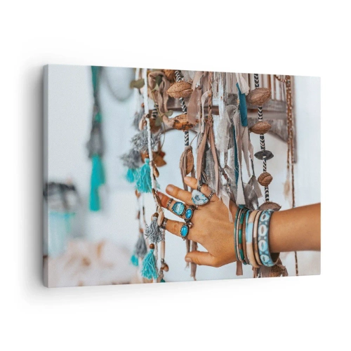 Obraz na plátne - Ruka ozdobená boho šperkami s dekoráciami v pozadí - 70x50cm - Miestne poklady - Moderná nástenná dekorácia do obývacej izby a spálne ARTTOR