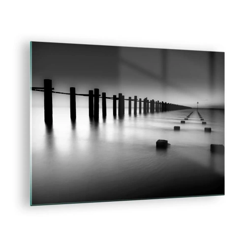 Obraz na skle - Minimalistické čiernobiele mólo na pokojnej vode - 70x50cm - Šedá diaľka v hmle - Moderná nástenná dekorácia do obývacej izby a spálne ARTTOR
