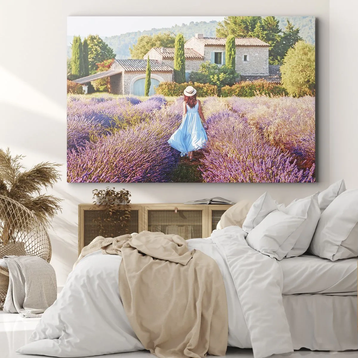 Obraz na plátne - Žena v modrých šatách prechádza cez levanduľové pole s výhľadom na dom. - 70x50cm - Levanduľové dievča - Moderná nástenná dekorácia do obývacej izby a spálne ARTTOR