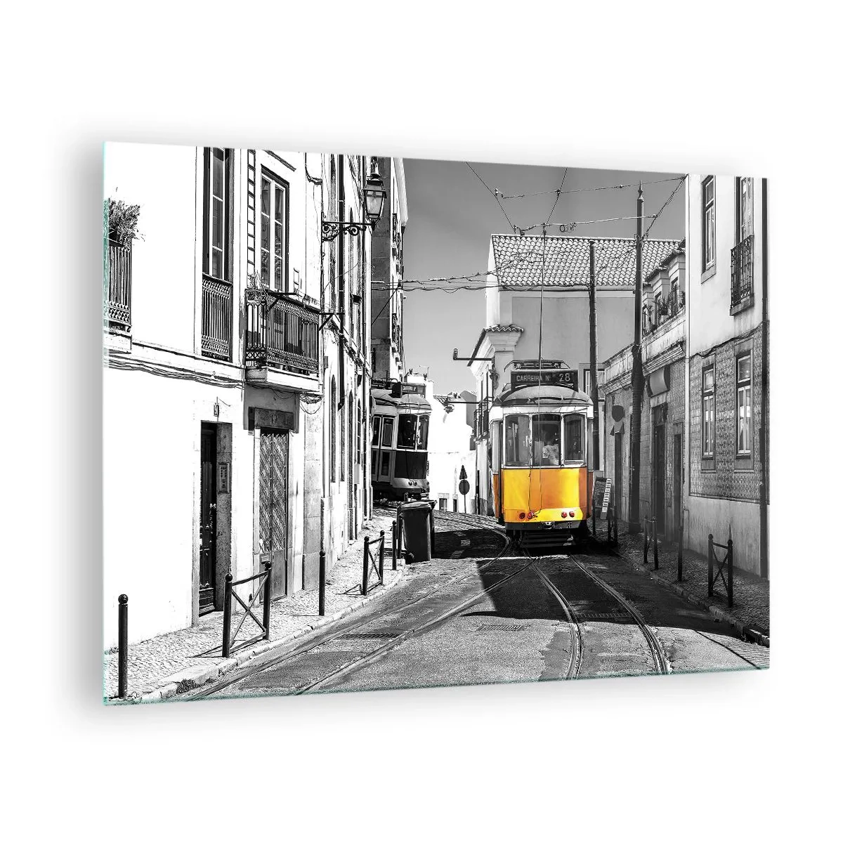 Obraz na skle - Žltá električka na čiernobielej ulici v európskom meste. - 70x50cm - Duch Lisabonu - Moderná nástenná dekorácia do obývacej izby a spálne ARTTOR