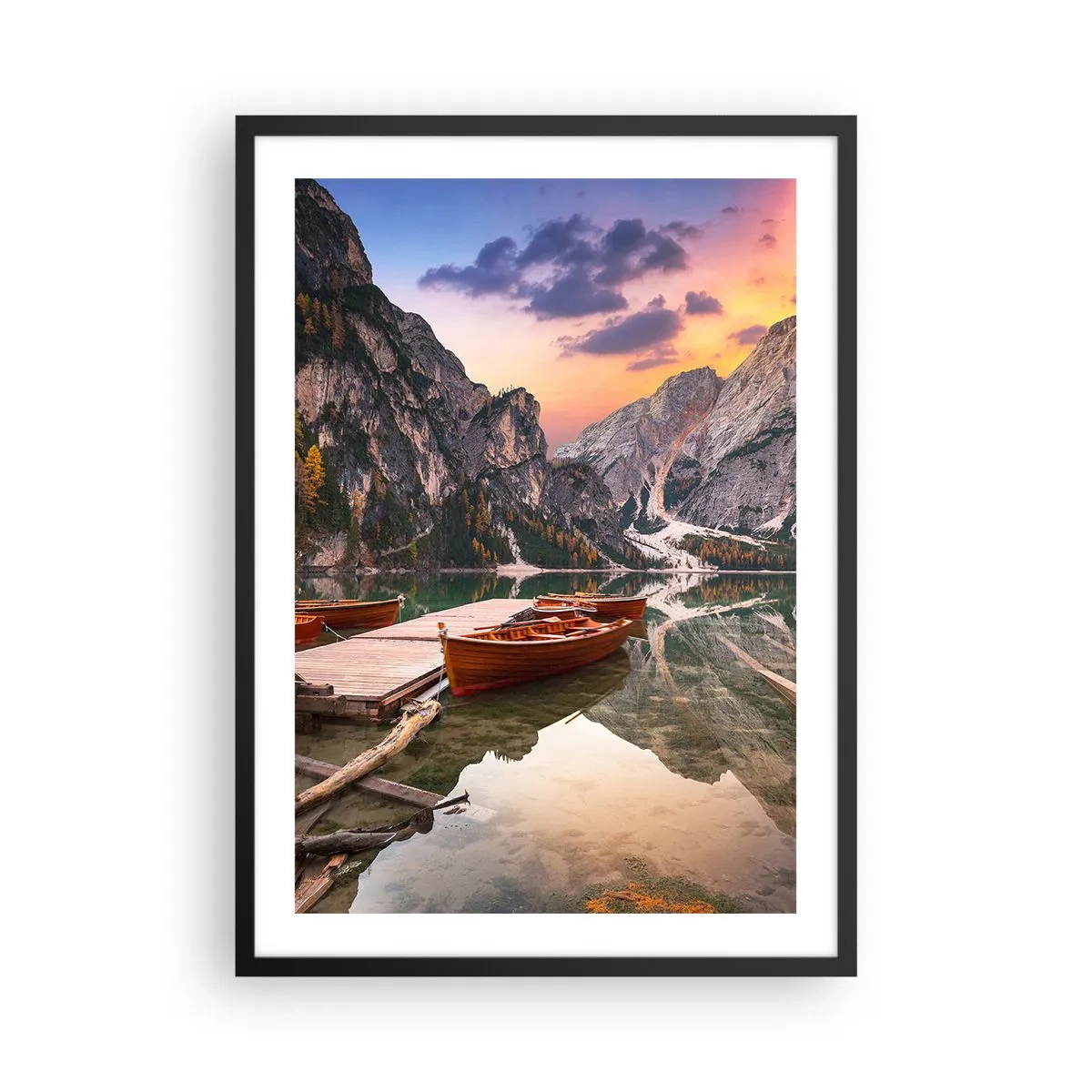 Plagát v čiernom ráme - Drevené lode na jazere obklopenom horami pri západe slnka - 50x70cm - Sľub dňa - Moderná nástenná dekorácia do obývacej izby a spálne ARTTOR