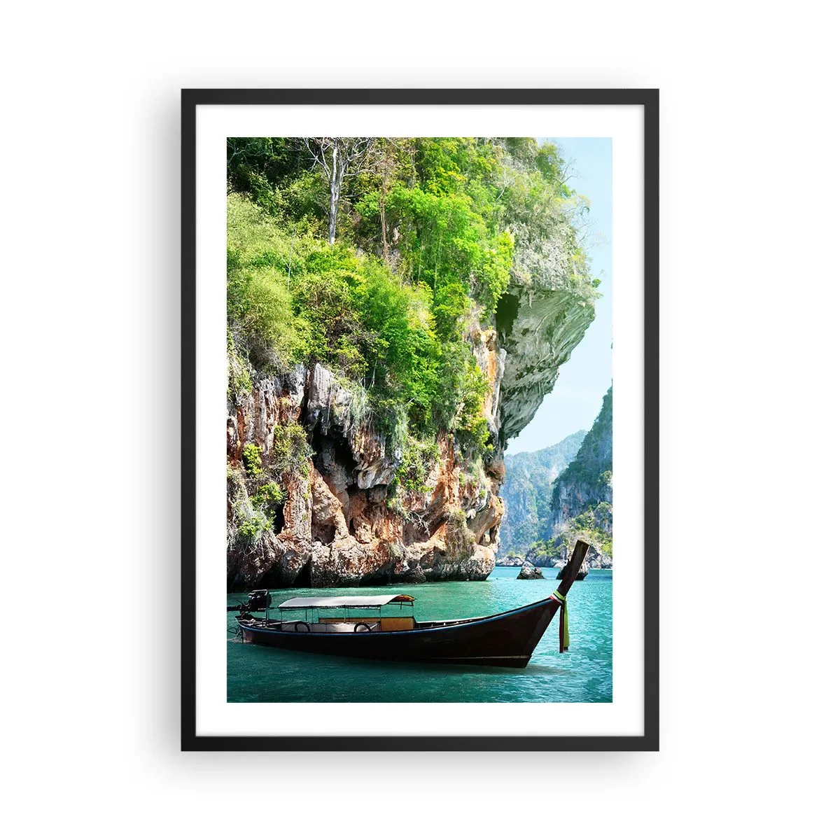 Plagát v čiernom ráme - Tradičná loď na pozadí malebných skál a zelene - 50x70cm - Pozvánka na exotickú cestu - Moderná nástenná dekorácia do obývacej izby a spálne ARTTOR