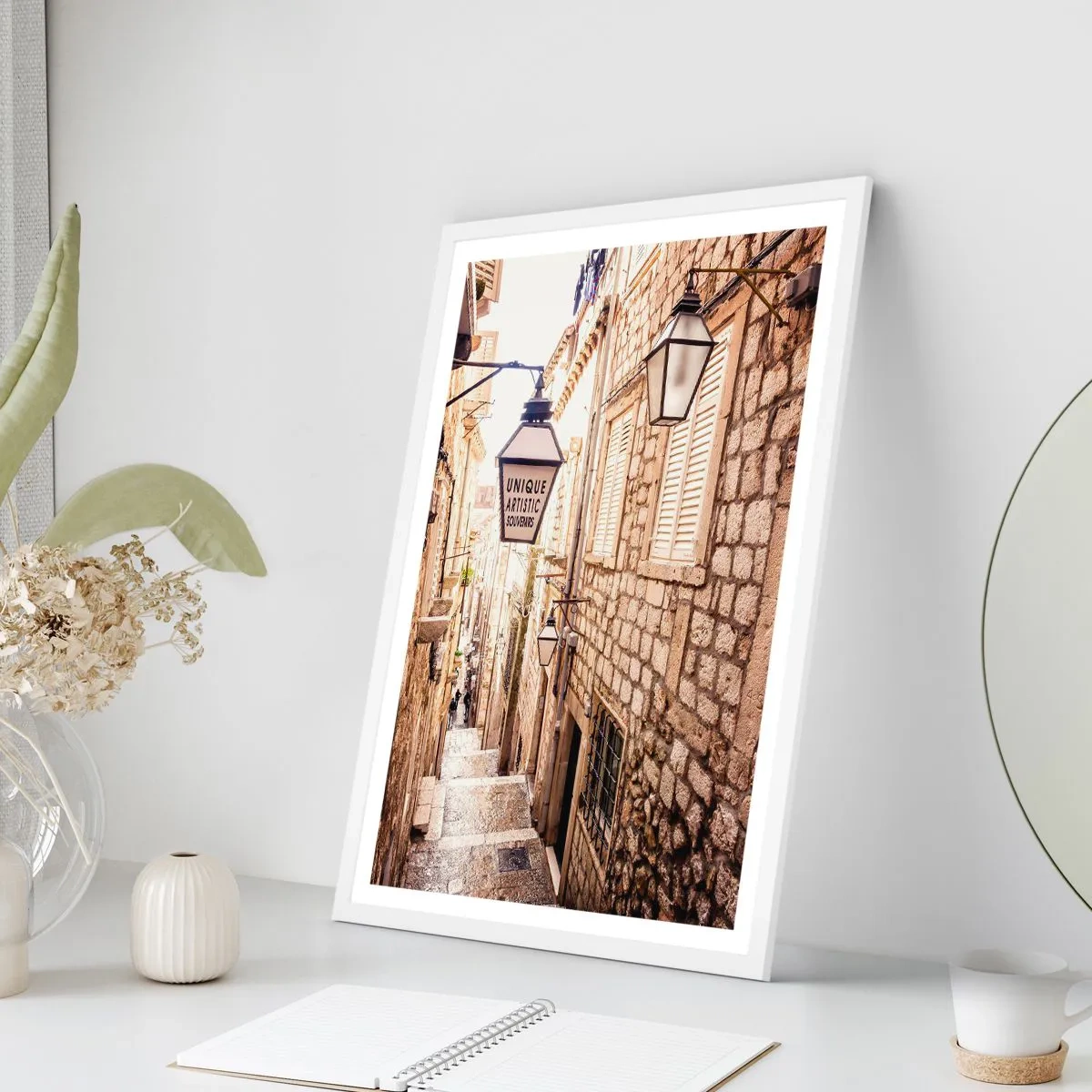 Plagát v bielom ráme - Očarujúca ulička - 70x100 cm