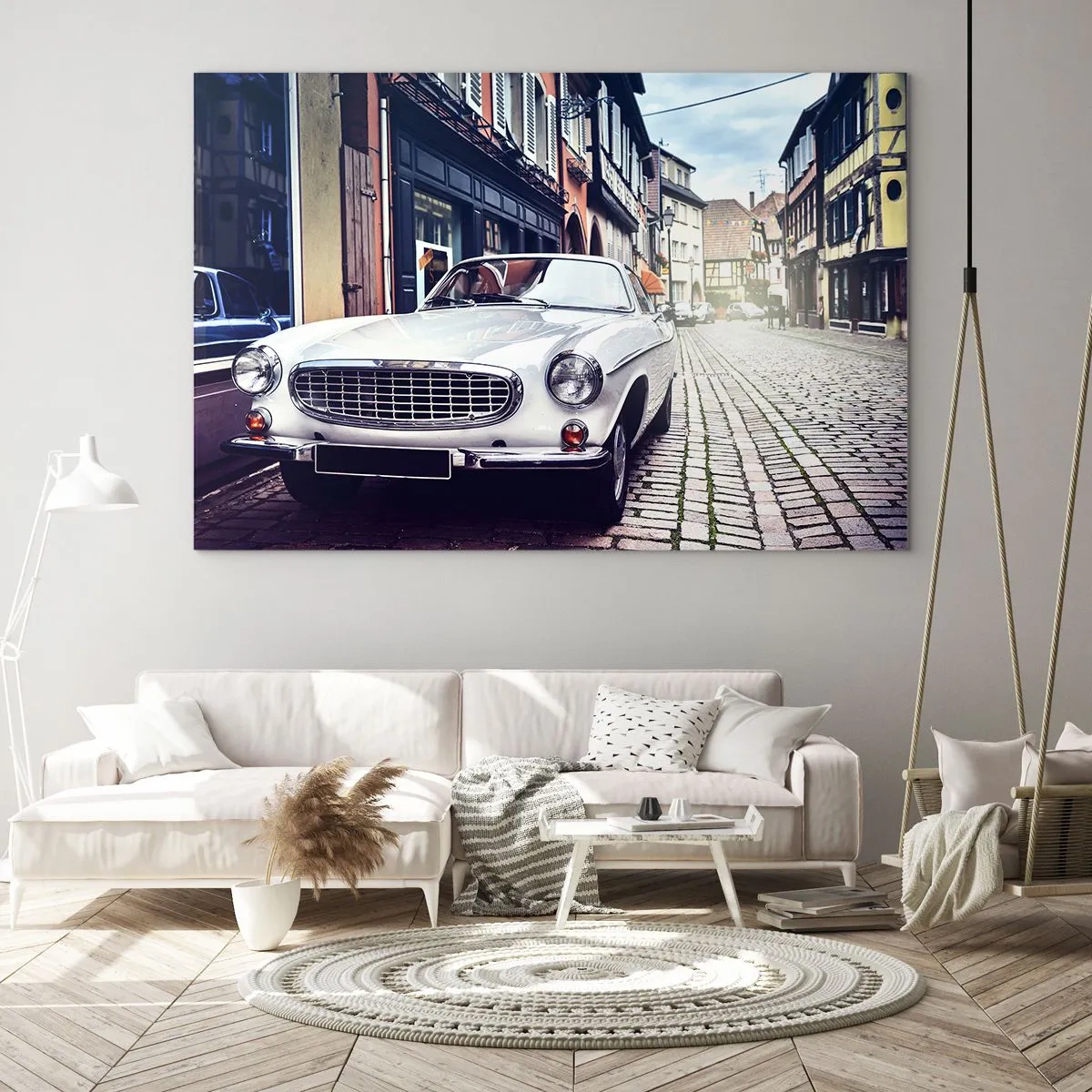 Obraz na skle - Biele klasické auto na pozadí historických budov - 70x50cm - Minulosť je dnes - Moderná nástenná dekorácia do obývacej izby a spálne ARTTOR