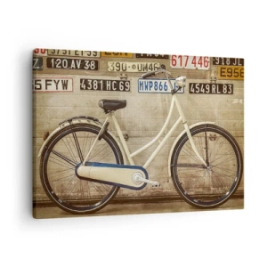 Obraz na plátne - Retro bicykel pri stene ozdobenej poznávacími značkami - 70x50cm - Žiadne komplexy - Moderná nástenná dekorácia do obývacej izby a spálne ARTTOR