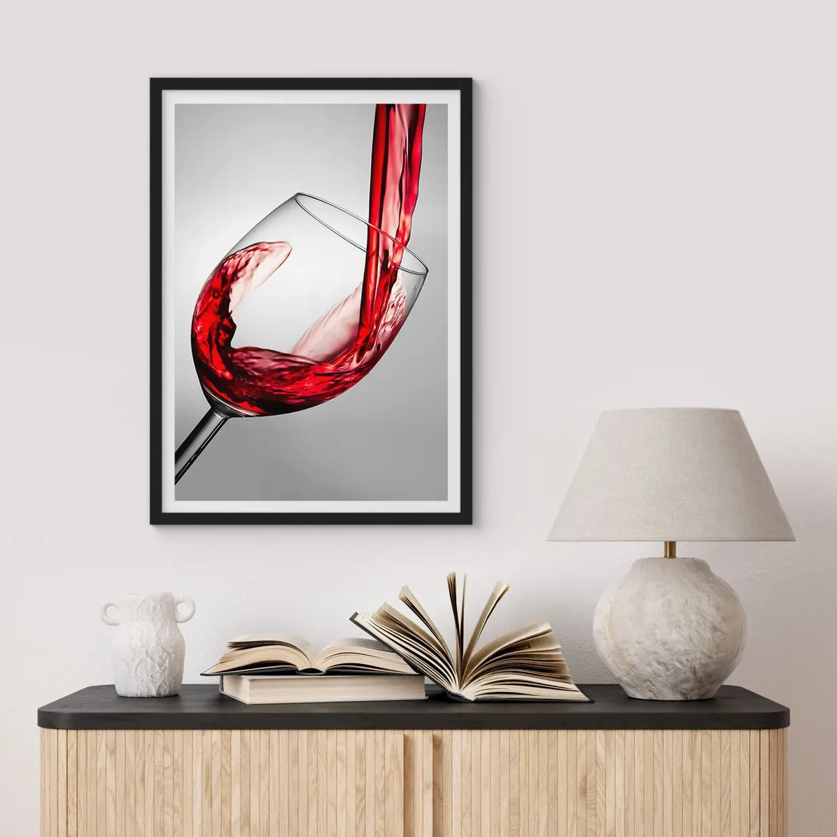 Plagát v čiernom ráme - Červené víno sa nalieva do pohára - 50x70cm - Farba - pohyb - zvuk - Moderná nástenná dekorácia do obývacej izby a spálne ARTTOR